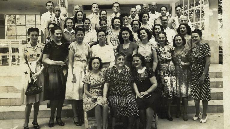 Alba de Acosta, en 1949, de pelo largo, radiante y hermosa, justo tras la festejada, doña Lolita Zubiaga.
