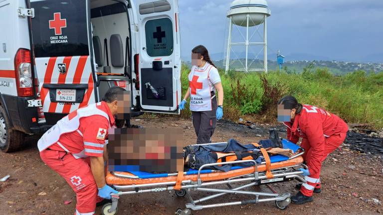 La víctima presentó diversas fracturas, por lo que fue trasladado a un hospital.