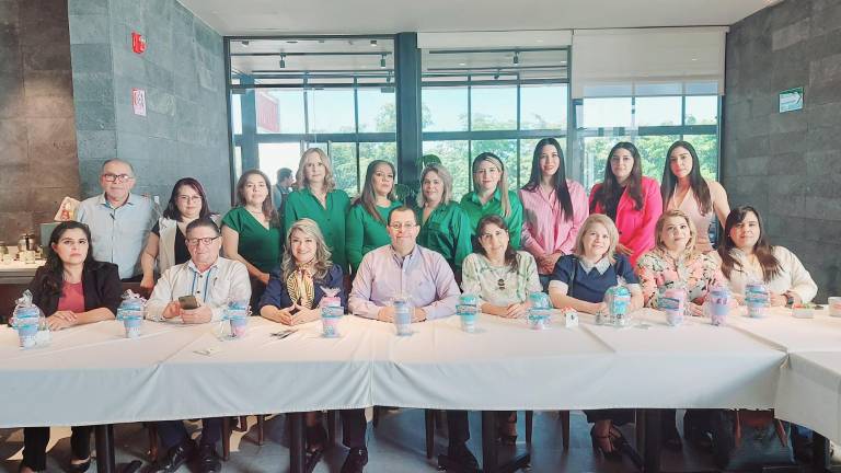 El Pleno de CEAIP conformado por la Comisionada Presidenta Liliana Campuzano Vega y los Comisionados José Luis Moreno López y José Alfredo Beltrán Estrada festejan a las mamás.