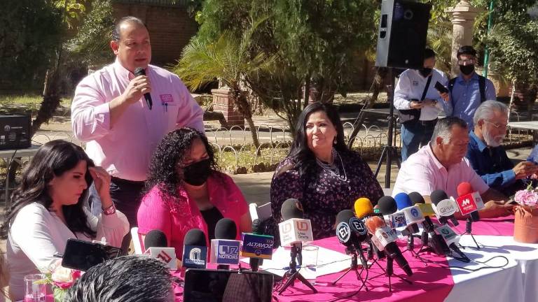 El dirigente estatal del partido Fuerza por México, Juan Ernesto Millán Pietsch, hace el anuncio de los candidatos ya registrados.