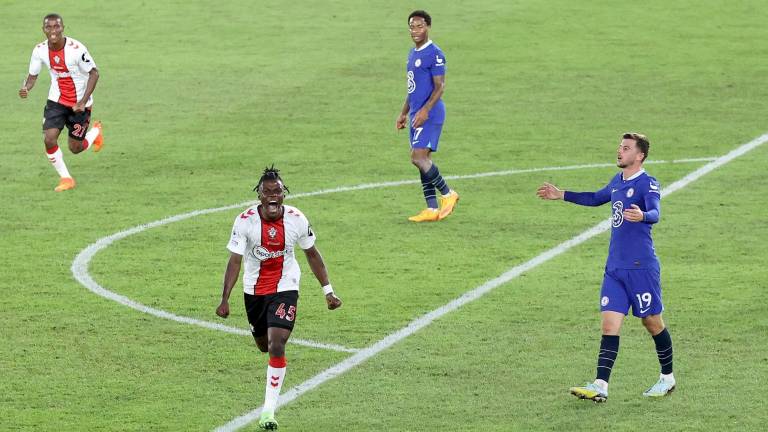 Romeo Lavia celebra el primer gol del Southampton, que dio la sorpresa ante un desorientado Chelsea.