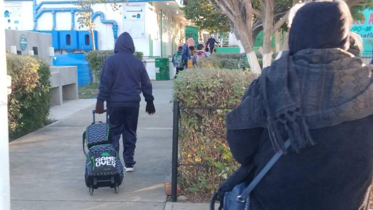 Niñas y niños regresan a las aulas tras las vacaciones decembrinas.