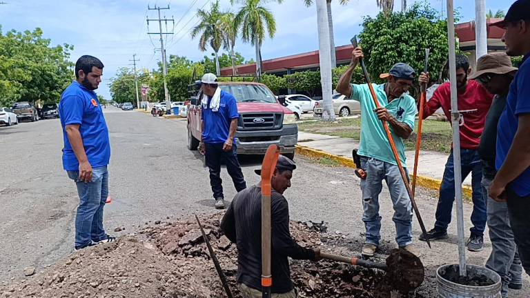 Trabajadores de la Jumapae revisan las válvulas que abastecen a las colonias de la zona escolar.