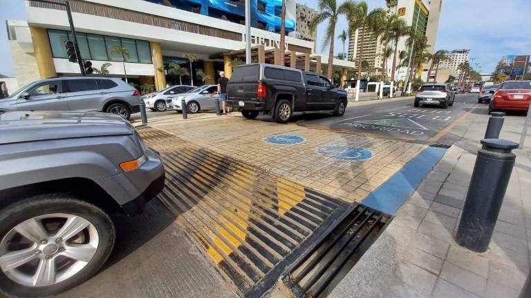 El tope elevado de la Avenida Camarón Sábalo donde se han registrado varios accidentes viales será retirado por los dueños del hotel, afirma el Alcalde.