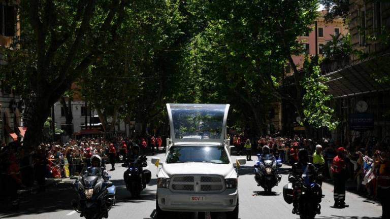 El cortejo fúnebre emprendió su camino hacia la Basílica de Santa María la Mayor, uno de los lugares más queridos por Francisco.