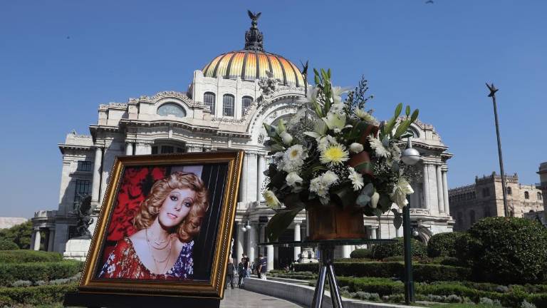 Silvia Pinal es despedida en el Palacio de Bellas Artes.