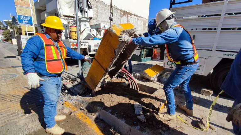 Trabajadores de la Comisión Federal de Electricidad está tratando de reponer el transformador.
