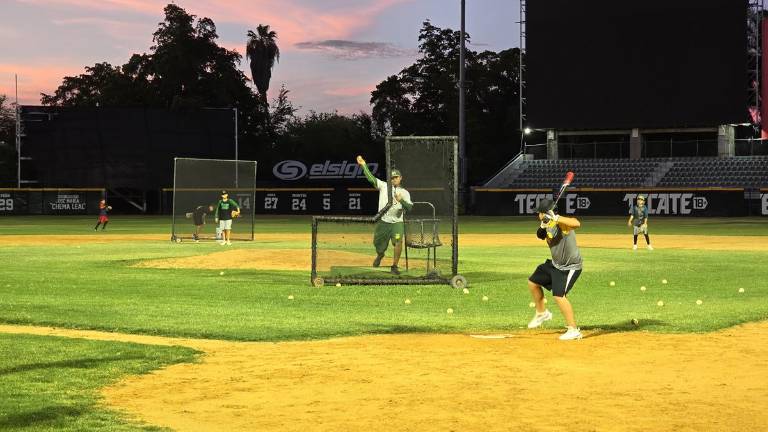 Los peloteritos entrenan con vigor.