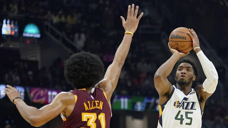 Donovan Mitchell anota 35 puntos.