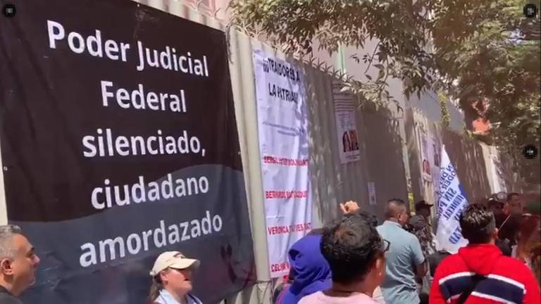 Trabajadores del Poder Judicial protestan frente al Consejo de la Judicatura Federal.