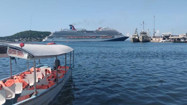 Llegada del crucero turístico Carnival Panorama en Mazatlán.