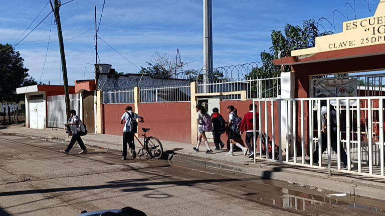 Alumnas y alumnos dejan primaria de Escuinapa ante rumores de un supuesto enfrentamiento.