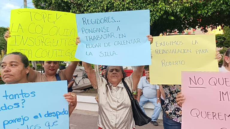 Habitantes de Escuinapa protestaron frente al Palacio Municipal por la destitución del gerente de la Junta de Agua Potable y Alcantarillado y otros funcionarios.