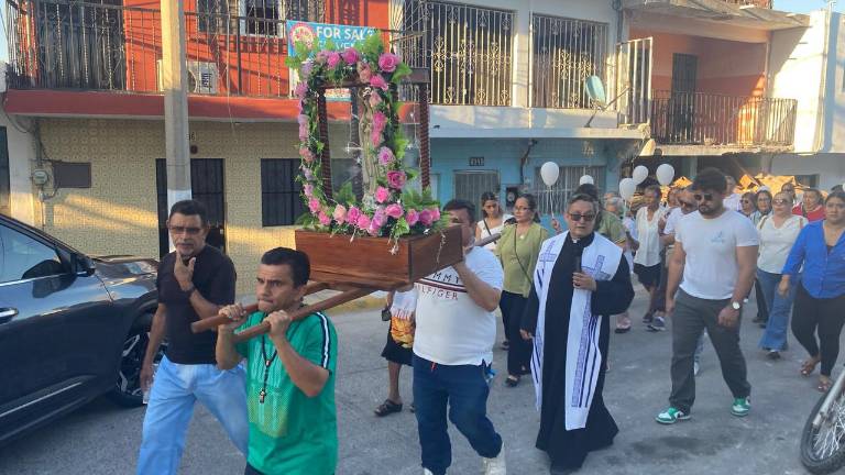 Feligreses del Sector 6 recorrieron con globos blancos las calles de la colonia Montuosa durante la peregrinación en honor a la Virgen de Fátima.