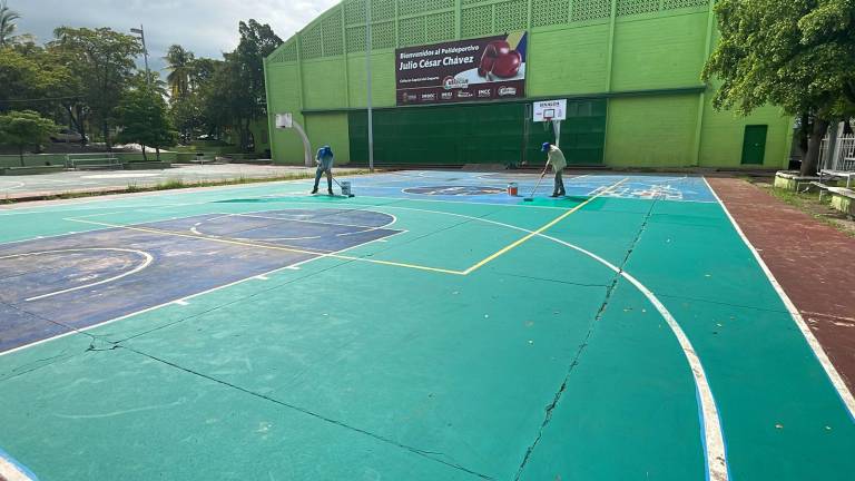 Trabajadores del Pids realizando los trabajos de rehabilitación de la cancha del parque Culiacán.