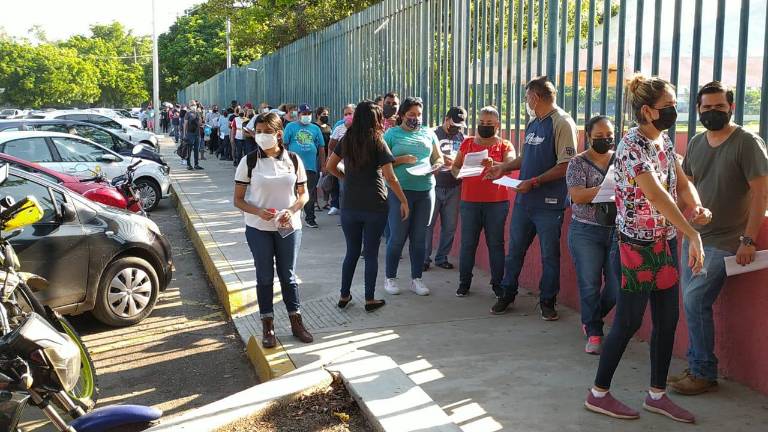 La fila llega hasta la entrada de la alberca olímpica, por la Avenida Ejército Mexicano.