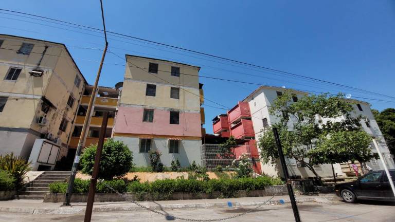En Cañadas, en Culiacán, vecinos evacuaron los edificios por temor a derrumbes durante el sismo.
