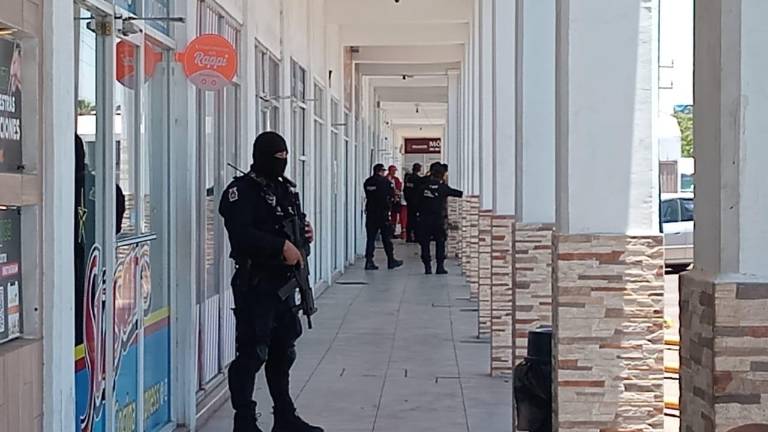Los agentes que llegaron a la plaza comercial pidieron a los negocios cercanos cerrar sus puertas para evitar mayores riesgos.