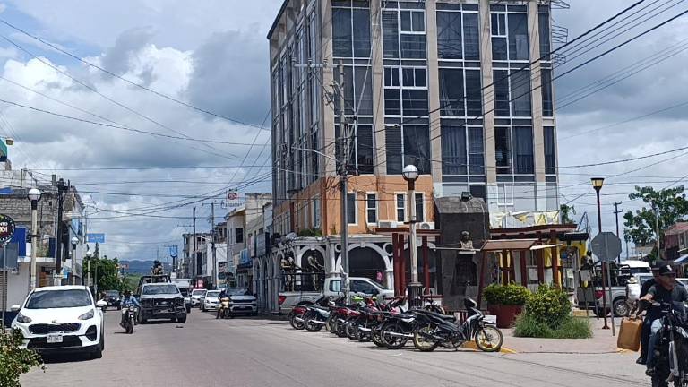 Tras el reporte de hechos de violencia en los accesos carreteros, Escuinapa paró actividades.