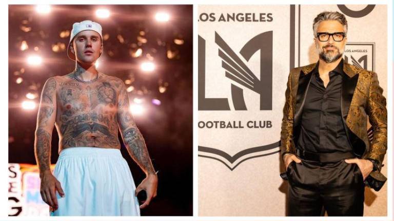 Justin Bieber y Jaime Camil disfrutan de la final de un partido de futbol.