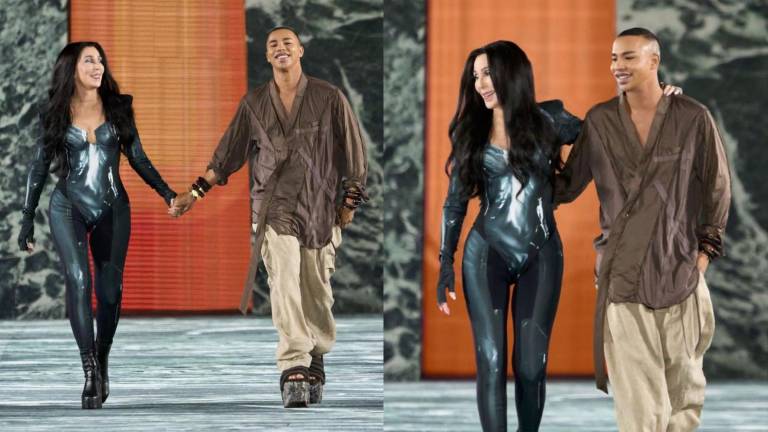 Cher sorprende en el desfile de Balmain en la Semana de la Moda de París.