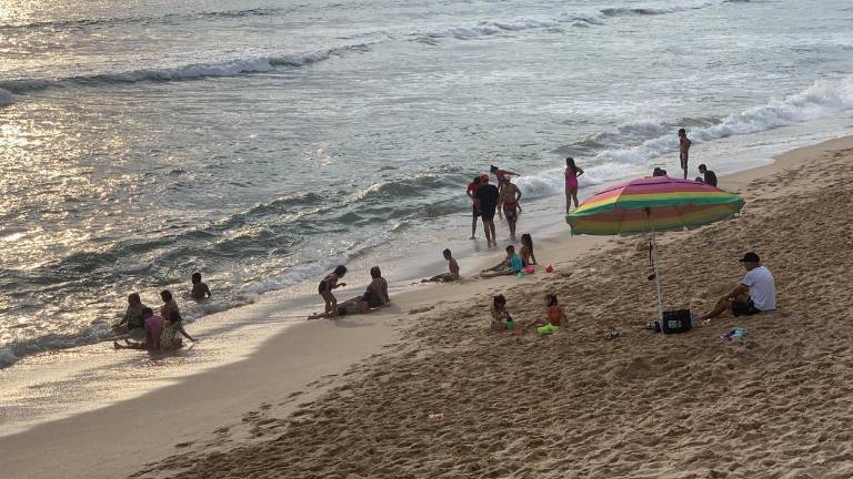 Las playas de Mazatlán recibieron a cientos de personas en el último día de vacaciones de verano.