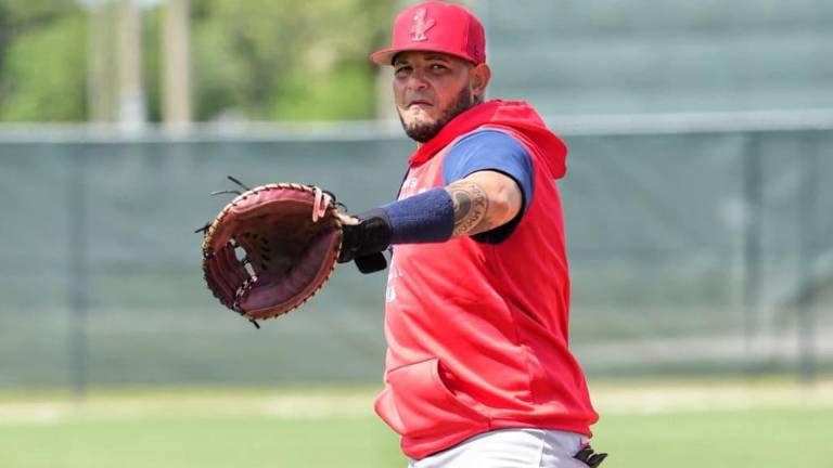 Yadier Molina fue recibido entre aplausos por sus compañeros en los Cardenales.