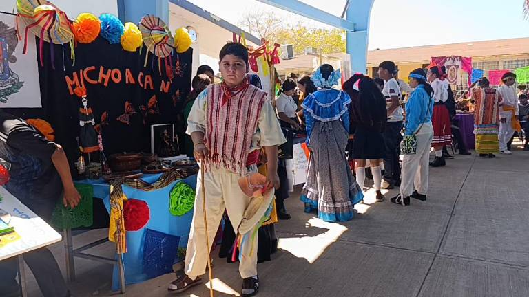 Los alumnos portaron trajes típicos y expusieron diferentes estados en 21 stands.