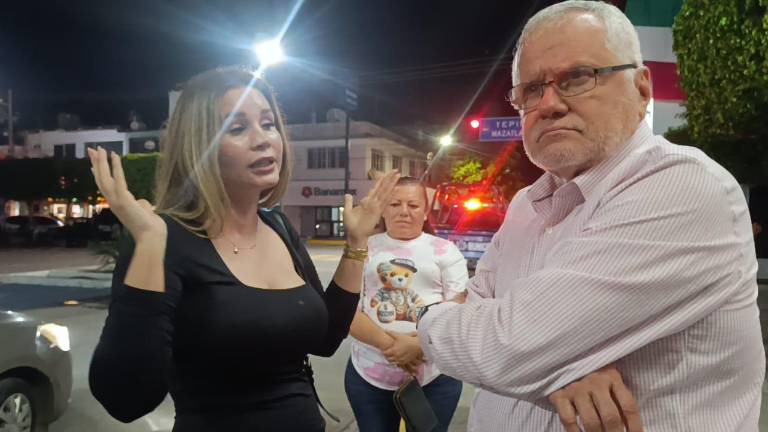 Carolina Palacios se encontró con el Alcalde afuera de Palacio Municipal.