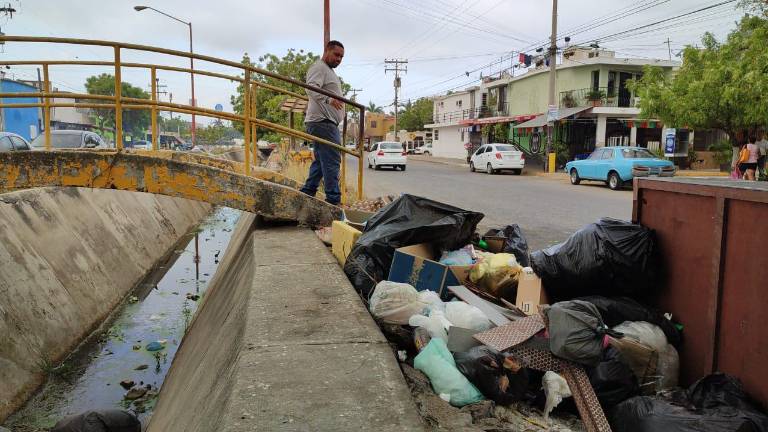 Es importante no sacar la basura cuando no pasa el camión ya que taponea de alcantarillas, arroyos, registros fluviales, menciona Protección Civil