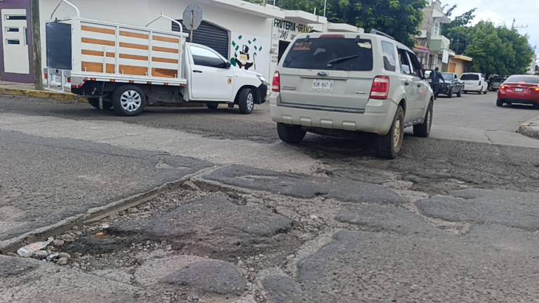 Algunos baches lucen de gran tamaño.