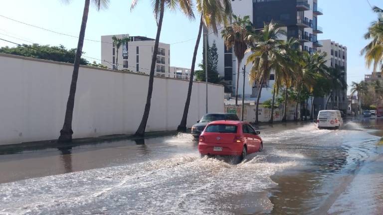 La Avenida Cruz Lizárraga se mantiene con agua estancada después de 14 horas de que lloviera en Mazatlán.