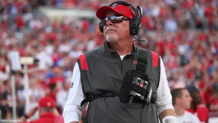 Bruce Arians sale de la banca de los Bucs.
