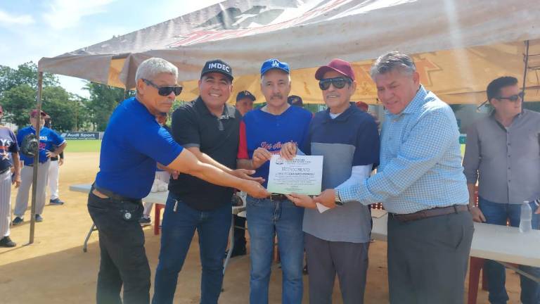 Esteban García Espinoza recibe su reconocimiento.