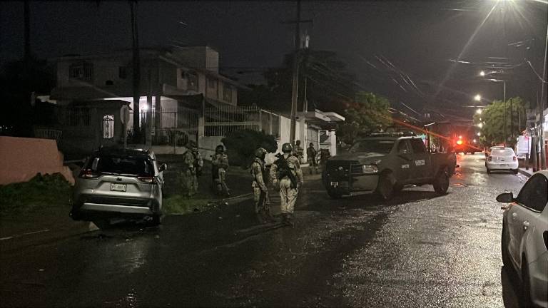 Una camioneta Toyota RAV4 fue abandonada en la colonia Libertad durante la noche del jueves; fue asegurada por militares.