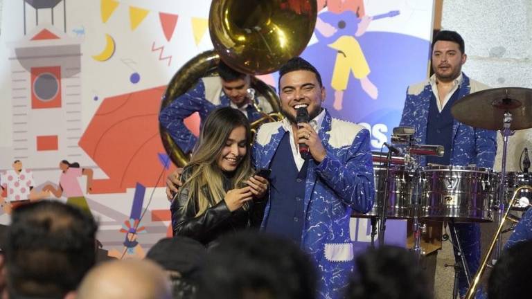 Fans de Banda El Recodo se suben al escenario para cantar con ellos,