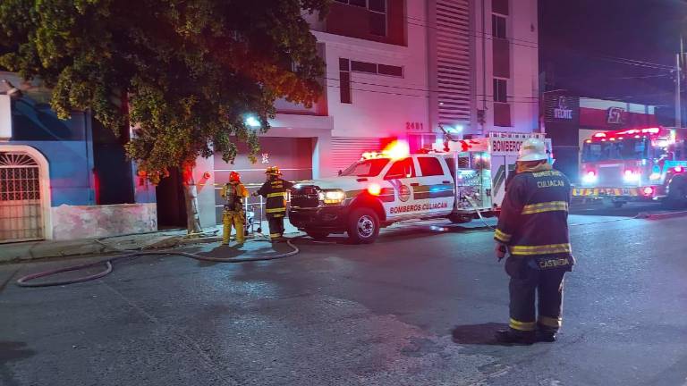 Elementos de bomberos atienden el sitio donde fue el siniestro.