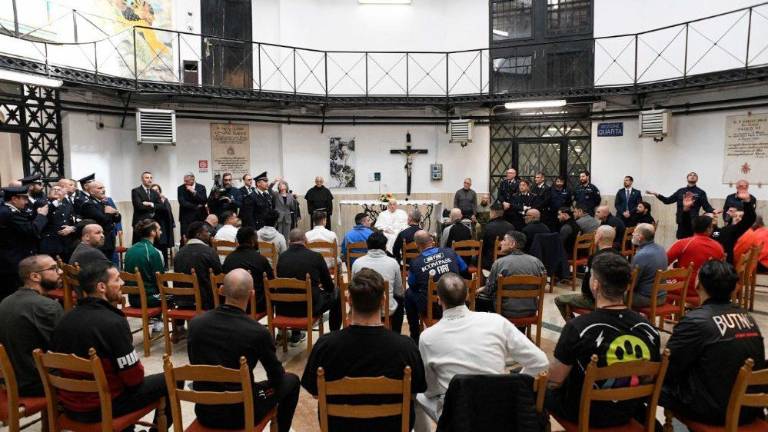 El Papa Francisco visita una cárcel de Roma en el Jueves Santo, evento que ha hecho tradicional durante su pontificado.