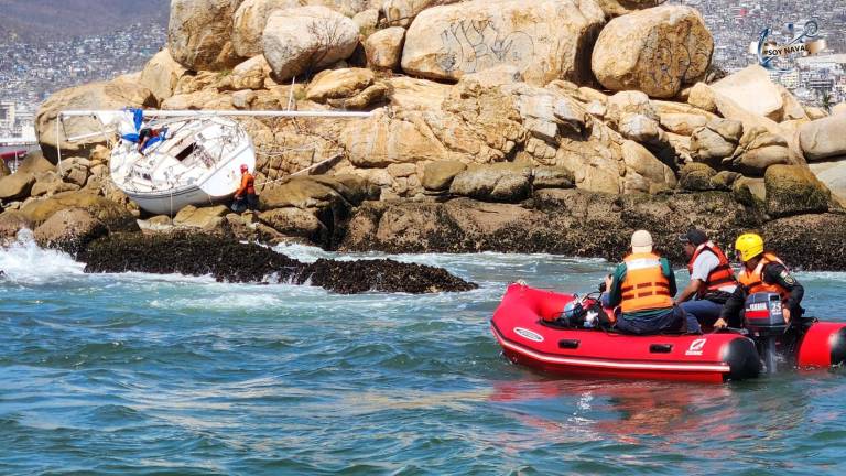 Personal de la Secretaría de Marina en la bahía de Acapulco tras el impacto del huracán Otis.