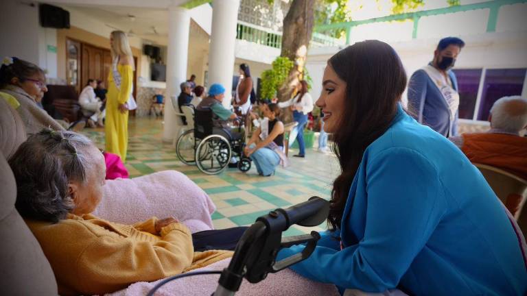 Los aspirantes al trono compartieron momentos de alegría en compañía de los adultos mayores.