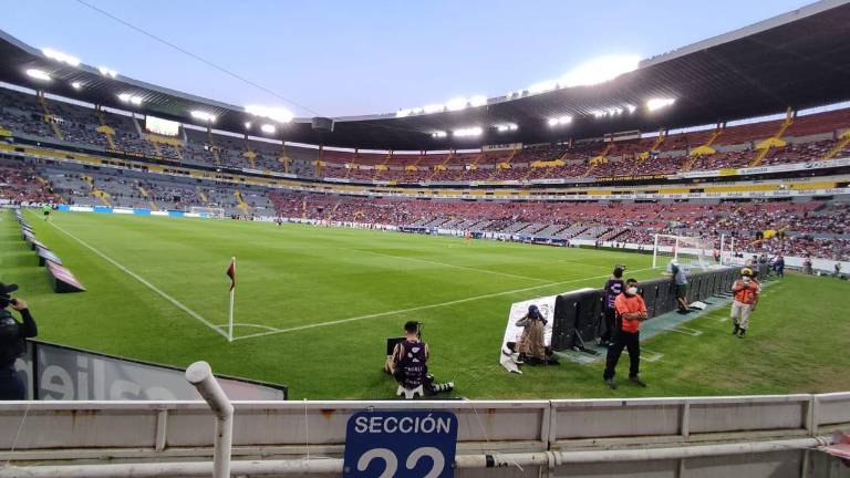 La afición disfrutando del Clásico Tapatío.