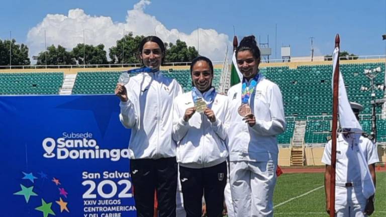 Mayan Oliver, Mariana Arceo y Sophia Hernández en el podio de San Salvador 2023.