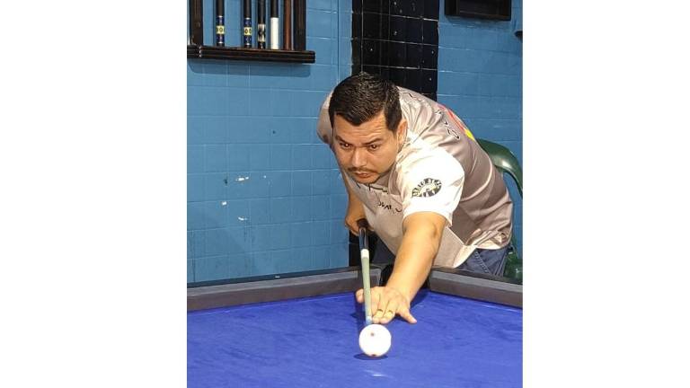 Giovanni Lezama va por el tercer sitio.