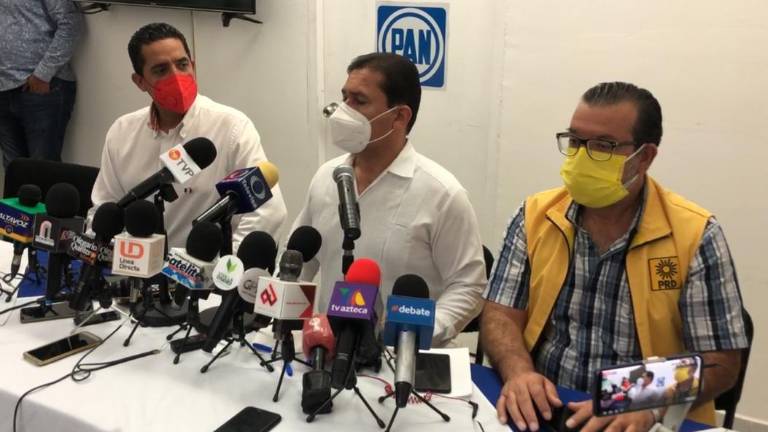 Jesús Valdés Palazuelos, del PRI, Juan Carlos Estrada, dirigente del PAN Sinaloa y Marco Aurelio Vazquez, del PRD.