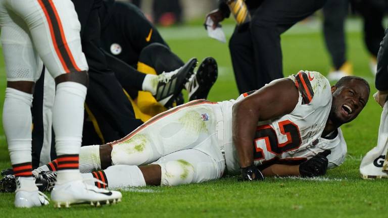 Nick Chubb tuvo que abandonar el encuentro del pasado lunes ante los Steelers.