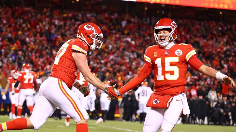 Patrick Mahomes (der.) lidió con su lesión para regresar a los Chiefs al Super Bowl.
