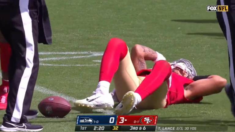 Trey Lance salió en el prier cuarto por lesión.