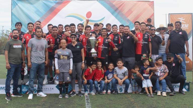 Sindicato Coca Cola festeja su título en la Segunda Fuerza.