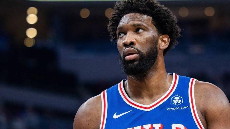 Joel Embiid estará fuera de circulación por tiempo indefinido.