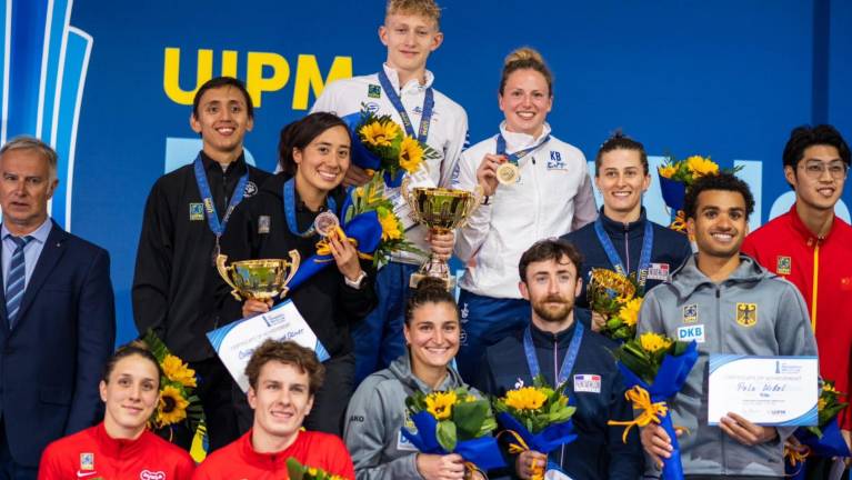 Catherine Mayran Oliver Lara y Emiliano Hernández Uscanga, en el podio de la Copa del Mundo Bulgaria 2023.